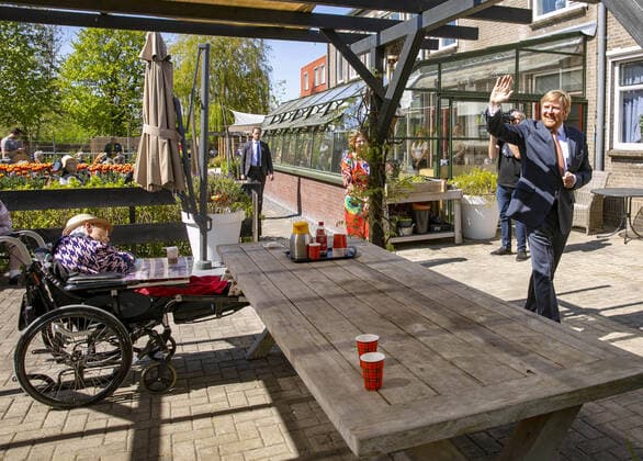 Bilder des Jahres 2020, Entertainment 04 April Entertainment Themen der Woche KW17 Entertainment Bilder des Tages 23-04-2020 Hoorn King Willem-Alexander visited the residential care location Lindendael in Hoorn, part of the Omring care organization, in Hoorn. The king visited the communication unit that the organization has deployed to ensure that residents can keep in touch with their families in a safe way. PPE pool Nieboer *** 23 04 2020 Hoorn King Willem Alexander visited the residential care location Lindendael in Hoorn, part of the Omring care organization, in Hoorn The king visited the communication unit that the organization has deployed to ensure that residents can keep in touch with their families in a safe way PPE pool Nieboer