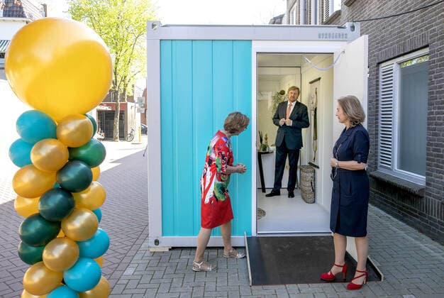 23-04-2020 Hoorn King Willem-Alexander with Jolanda Buwalda visited the residential care location Lindendael in Hoorn, part of the Omring care organization in Hoorn. The king visited the communication unit that the organization has deployed to ensure that residents can keep in touch with their families in a safe way. PPE pool Nieboer v