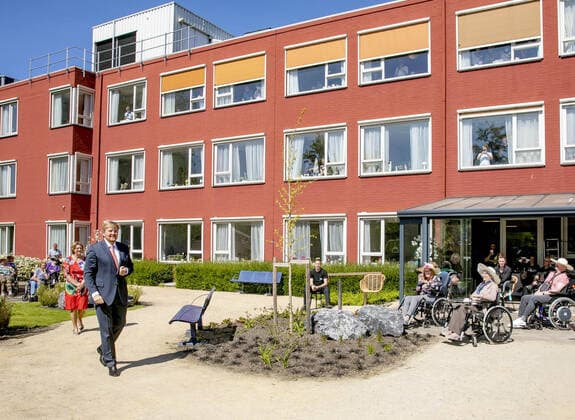 23-04-2020 Hoorn King Willem-Alexander visited the care location lindendael in Hoorn. (c) PPE Pool Nieboer v