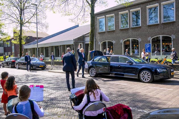 23-04-2020 Hoorn King Willem-Alexander visited the residential care location Lindendael in Hoorn, part of the Omring care organization, in Hoorn. The king visited the communication unit that the organization has deployed to ensure that residents can keep in touch with their families in a safe way. PPE pool Nieboer