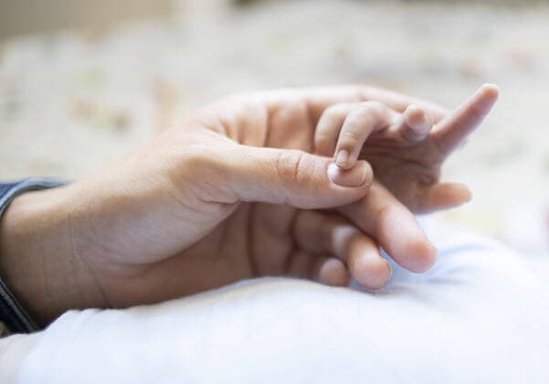 Thema: Haende von Mutter und Baby. Bonn Deutschland
