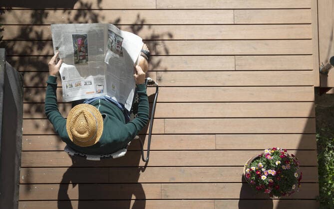 Thema: Mann m it Tageszeitung auf seiner Terasse. Bonn Deutschland