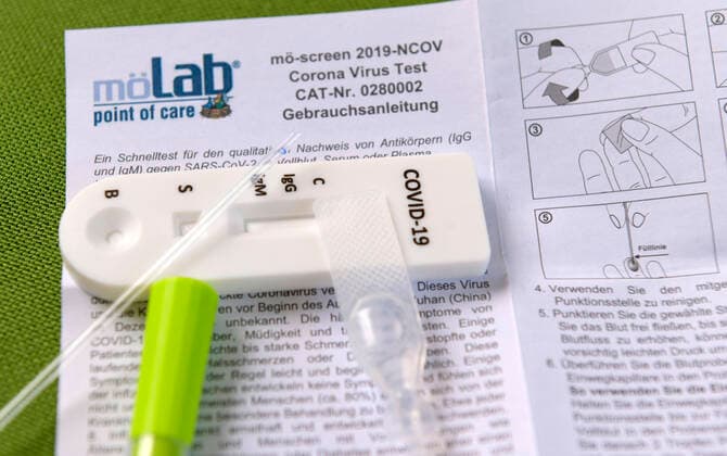 23.04.2020, Ein COVID-19 Antikörper-Testkit zum Eigentest im Privat-Einsatz liegt auf dem Tisch. Der Corona Virus Schnelltest ist ein schneller chromatographischer Immunoassay zum qualitativen Nachweis von IgG- und IgM-Antikörpern gegen SARS-CoV-2 im menschlichen Blut als Hilfe bei der Diagnose von SARS-CoV-2-Infektionen. Mit der Testkassette, Einwegkapillare (Pipette), Sterile Lanzette (Nadel) und dem Alkoholtupfer, Gebrauchsanweisung. 23.04.2020, Corona-Virus Antikörper-Test im Privat-Einsatz 23.04.2020, Corona-Virus Antikörper-Test im Privat-Einsatz