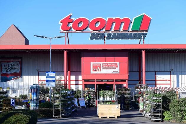 toom Baumarkt am 23.04.2020 in Duisburg Toom Baumarkt ist ein deutsches Unternehmen mit Sitz in Köln. Es betreibt an bundesweit rund 330 Standorten Baumärkte und Gartencenter unter den Marken toom, B1 Discount Baumarkt und Klee. Toom Baumarkt gehört zu den führenden Baumarkt-Handelsketten und ist eine Tochtergesellschaft der REWE Group.