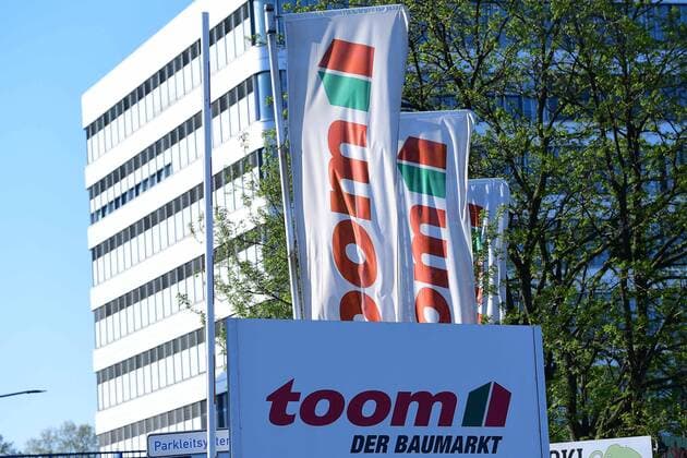 toom Baumarkt am 23.04.2020 in Duisburg Toom Baumarkt ist ein deutsches Unternehmen mit Sitz in Köln. Es betreibt an bundesweit rund 330 Standorten Baumärkte und Gartencenter unter den Marken toom, B1 Discount Baumarkt und Klee. Toom Baumarkt gehört zu den führenden Baumarkt-Handelsketten und ist eine Tochtergesellschaft der REWE Group.