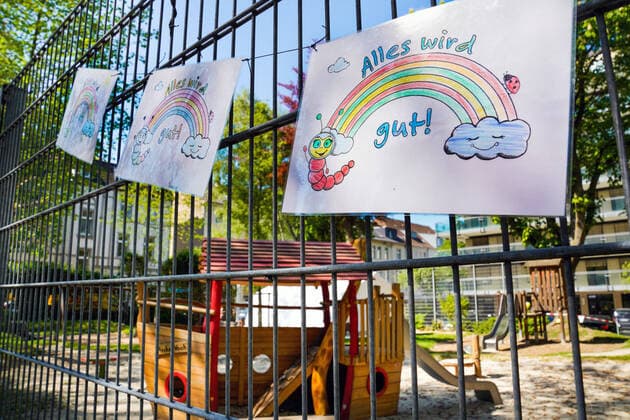 Dortmund, 23.04.2020: Von Kindern gemaltes Plakat mit der Aufschrift Alles wird gut hängt am Zaun eines Kinderspielplatzes, der wegen der Gefahr vor Ansteckung mit dem Corona-Virus gesperrt ist.