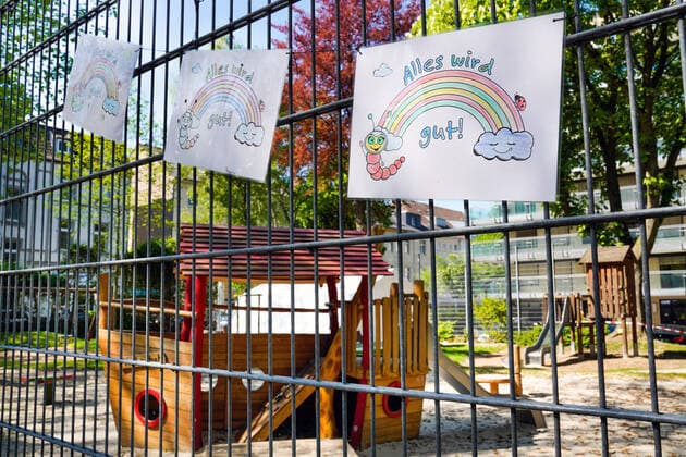 Dortmund, 23.04.2020: Von Kindern gemaltes Plakat mit der Aufschrift Alles wird gut hängt am Zaun eines Kinderspielplatzes, der wegen der Gefahr vor Ansteckung mit dem Corona-Virus gesperrt ist.