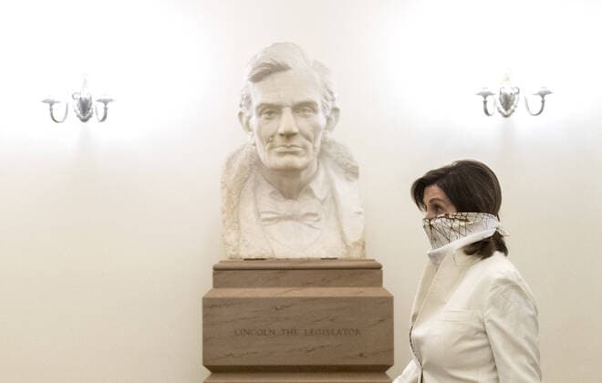 Bilder des Jahres 2020, News 04 April News Themen der Woche KW17 News Bilder des Tages Speaker of the House Nancy Pelosi, D-Calif, wears a scarf as a mask to protect against COVID-19 as she passes a bust of President Abraham Lincoln upon arriving at the U.S. Capitol on Thursday, April 23, 2020. The House is expected to vote and pass a Coronavirus relief bill today.  WAP20200423301 KEVINxDIETSCH