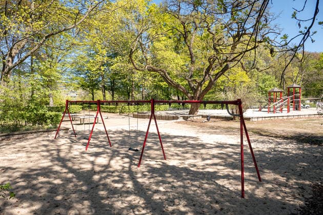 23.04.2020,Berlin,Deutschland,GER, die Stadt in Zeiten der Corona Pandemie.Kinder Spielplatz Tiergarten an der John-Foster-Dulles-Allee.Zur Zeit sind sämtlichen Spielplätze gesperrt.