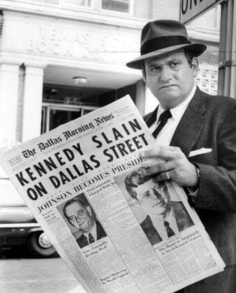RUBY AND OSWALD, (aka FOUR DAYS IN DALLAS), Michael Lerner, President Johnson and President Kennedy (in photos), 1978 Courtesy Everett Collection !ACHTUNG AUFNAHMEDATUM GESCHÃ„TZT! PUBLICATIONXNOTxINxCANxCHNxFRAxITAxJPNxNORxPOLxRUSxESPxUKxUSA Copyright: xCourtesyxEverettxCollectionx TBDRUAN EC002