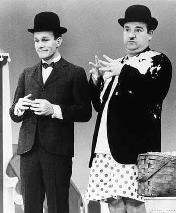 THE SMOTHERS BROTHERS COMEDY HOUR, Tom Smothers (as Stan Laurel), Dom DeLuise (as Oliver Hardy), 1967-70 Courtesy Everett Collection !ACHTUNG AUFNAHMEDATUM GESCHÃ„TZT! PUBLICATIONXNOTxINxCANxCHNxFRAxITAxJPNxNORxPOLxRUSxESPxUKxUSA Copyright: xCourtesyxEverettxCollectionx TBDSMBR EC009
