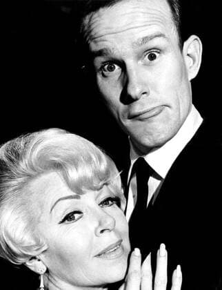 THE SMOTHERS BROTHERS COMEDY HOUR, Lana Turner, Tom Smothers, 1967-70 Courtesy Everett Collection !ACHTUNG AUFNAHMEDATUM GESCHÃ„TZT! PUBLICATIONXNOTxINxCANxCHNxFRAxITAxJPNxNORxPOLxRUSxESPxUKxUSA Copyright: xCourtesyxEverettxCollectionx TBDSMBR EC019
