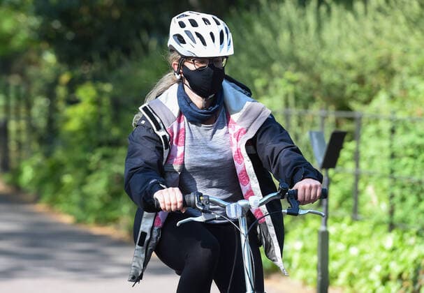 Coronavirus in Großbritannien, Eindrücke aus London . 23 04 2020. London, United Kingdom. Coronavirus crisis. A woman is seen cycling waring a protective mask, at Battersea Park this morning, as the coronavirus lockdown continues. A Saharan dust cloud arrived in the UK from western Europe overnight, meanwhile the hottest April in decades continues. xGustavoxValientex xi-Imagesx IIM-21052-0008