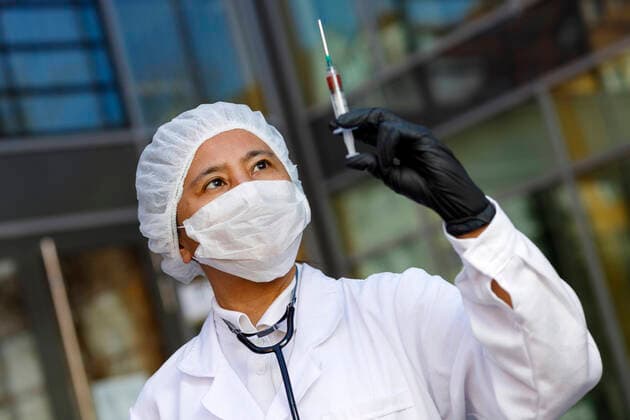 Eine Virologin posiert mit einer Spritze zur Impfung gegen das Corona-Virus. (Symbolfoto mit Model) Nürnberg, 23.04.2020