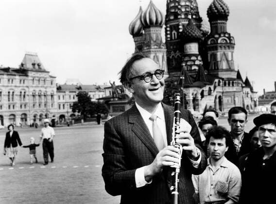 THE WORLD OF BENNY GOODMAN, Benny Goodman (with clarinet) in Red Square in 1961, 1963 Courtesy Everett Collection !ACHTUNG AUFNAHMEDATUM GESCHÃ„TZT! PUBLICATIONXNOTxINxCANxCHNxFRAxITAxJPNxNORxPOLxRUSxESPxUKxUSA Copyright: xCourtesyxEverettxCollectionx TBDWOOF EC012