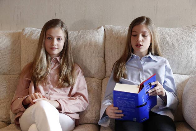 Bilder des Jahres 2020, Entertainment 04 April Entertainment Themen der Woche KW17 Entertainment Bilder des Tages 23-04-2020 Madrid Crown Princess Leonor and Princess Sofia during the reading of first episode of El Quijote at Zarzuela Palace in Madrid, Spain.  Copyright: xPPEx