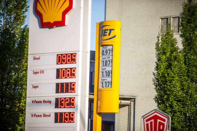 Bilder des Jahres 2020, News 04 April News Themen der Woche KW17 News Bilder des Tages Sinkende Ölpreise führen zu billigen Sprit an den Tankstellen. Der Liter Diesel für 0,97â‚¬ in Fellbach bei Stuttgart. Symbolbilder zweier Tankstellen mit billigen Kraftstoffpreisen. *** Falling oil prices lead to cheap fuel at petrol stations The litre of diesel for 0.97â¬ in Fellbach near Stuttgart Symbolic images of two petrol stations with cheap fuel prices Copyright: xSimonxAdomatx