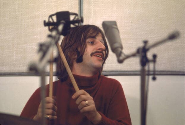 THE BEATLES REVOLUTION, Ringo Starr (circa 1970), 2000 Courtesy Everett Collection !ACHTUNG AUFNAHMEDATUM GESCHÃ„TZT! PUBLICATIONXNOTxINxCANxCHNxFRAxITAxJPNxNORxPOLxRUSxESPxUKxUSA Copyright: xCourtesyxEverettxCollectionx TCDBERE EC001