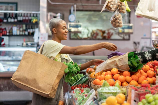 Woman buying groceries in a market hall model released Symbolfoto AFVF05901