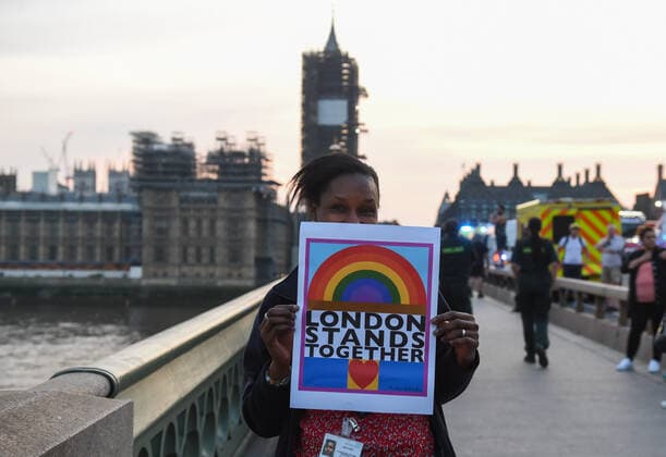 Coronavirus in Großbritannien, Eindrücke aus London . 23 04 2020. London, United Kingdom. Coronavirus crisis. A woman is seen at Westminster Bridge joining the Thursday s clap for our carers , as the coronavirus lockdown continues. xGustavoxValientex xi-Imagesx IIM-21052-0056