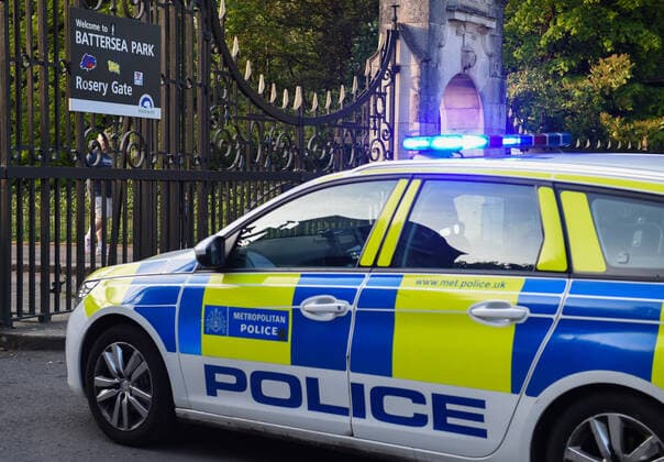 Coronavirus in Großbritannien, Eindrücke aus London . 23 04 2020. London, United Kingdom. Coronavirus crisis. A police car is seen outside Battersea Park this afternoon, as the coronavirus lockdown continues. xGustavoxValientex xi-Imagesx IIM-21052-0062