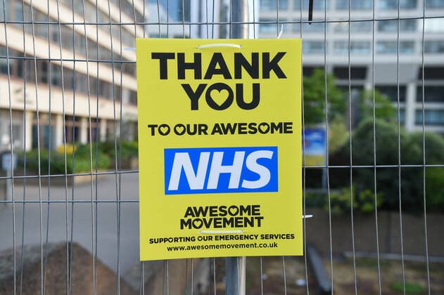 Coronavirus in Großbritannien, Eindrücke aus London . 23 04 2020. London, United Kingdom. Coronavirus crisis. A sign tanking the NHS is seen outside St Thomas Hospital, as the coronavirus lockdown continues. xGustavoxValientex xi-Imagesx IIM-21052-0065