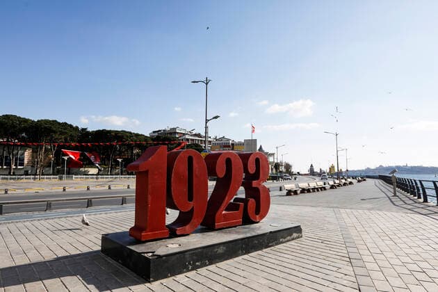 Coronavirus in der Türkei, Eindrücke aus Istanbul April 23, 2020, Istanbul, Turkey: 1923 memorial in Uskudar and surroundings stand empty during the first date of four-day curfew as part of efforts to stem the spread of the coronavirus Istanbul Turkey - ZUMAz112 20200423_zip_z112_002 Copyright: xJasonxDeanx