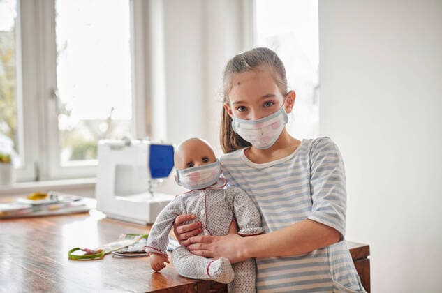 Little girl and her doll, wearing self.made face masks model released Symbolfoto property released DIKF00428
