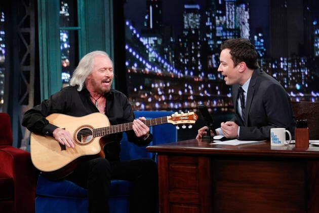 LATE NIGHT WITH JIMMY FALLON, (from left): Barry Gibb, host Jimmy Fallon, (Season 5, aired Jan. 27, 2014). ph: Lloyd Bishop NBC courtesy Everett Collection NBC Courtesy Everett Collection !ACHTUNG AUFNAHMEDATUM GESCHÃ„TZT! PUBLICATIONXNOTxINxCANxCHNxFRAxITAxJPNxNORxPOLxRUSxESPxUKxUSA Copyright: xNBC CourtesyxEverettxCollectionx TCDLANI EC321