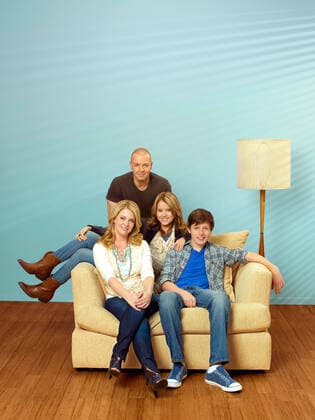 MELISSA & JOEY, (from left): Melissa Joan Hart, Joey Lawrence, Taylor Spreitler, Nick Robinson, (Season 1, 2010). photo: Bob D Amico ABC Family Courtesy: Everett Collection ABC Family courtesy Everett Collection !ACHTUNG AUFNAHMEDATUM GESCHÃ„TZT! PUBLICATIONXNOTxINxCANxCHNxFRAxITAxJPNxNORxPOLxRUSxESPxUKxUSA Copyright: xFreeform,xformerlyxABCxFamily courtesyxEverettxCollectionx TCDMEAN EC065