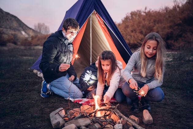 IMAGO Creative: Digitale Welt, Verzicht auf Technologie Group of four children camping model released Symbolfoto OCMF01085