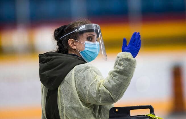Coronavirus in Kanada, Testeinrichtung in Hamilton (200423) -- HAMILTON (CANADA), April 23, 2020 -- A medical worker directs a vehicle at a drive-thru COVID-19 testing center in Hamilton, Ontario, Canada, on April 23, 2020. Canadian Prime Minister Justin Trudeau announced on Thursday to allot additional 1.1 billion Canadian dollars (about 782 million U.S. dollars) for national medical research against the COVID-19. As of Thursday afternoon, there were more than 41,752 confirmed COVID-19 cases across the country and 2,141 deaths. (Photo by Xinhua) CANADA-ONTARIO-HAMILTON-COVID-19-DRIVE-THRU TESTING CENTER ZouxZheng
