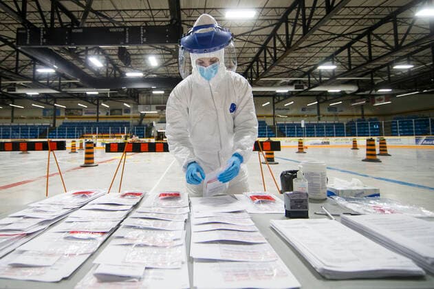 Coronavirus in Kanada, Testeinrichtung in Hamilton (200423) -- HAMILTON (CANADA), April 23, 2020 -- A medical worker prepares for a test at a drive-thru COVID-19 testing center in Hamilton, Ontario, Canada, on April 23, 2020. Canadian Prime Minister Justin Trudeau announced on Thursday to allot additional 1.1 billion Canadian dollars (about 782 million U.S. dollars) for national medical research against the COVID-19. As of Thursday afternoon, there were more than 41,752 confirmed COVID-19 cases across the country and 2,141 deaths. (Photo by Xinhua) CANADA-ONTARIO-HAMILTON-COVID-19-DRIVE-THRU TESTING CENTER ZouxZheng