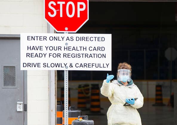 Coronavirus in Kanada, Testeinrichtung in Hamilton (200423) -- HAMILTON (CANADA), April 23, 2020 -- A medical worker directs a vehicle at a drive-thru COVID-19 testing center in Hamilton, Ontario, Canada, on April 23, 2020. Canadian Prime Minister Justin Trudeau announced on Thursday to allot additional 1.1 billion Canadian dollars (about 782 million U.S. dollars) for national medical research against the COVID-19. As of Thursday afternoon, there were more than 41,752 confirmed COVID-19 cases across the country and 2,141 deaths. (Photo by Xinhua) CANADA-ONTARIO-HAMILTON-COVID-19-DRIVE-THRU TESTING CENTER ZouxZheng
