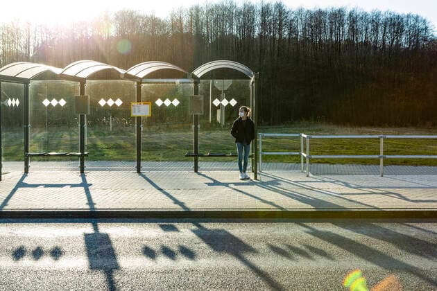 IMAGO Creative: Gesellschaft, Mobilität auf dem Land Portrait of a girl with mask waiting at bus stop model released Symbolfoto OJF00384