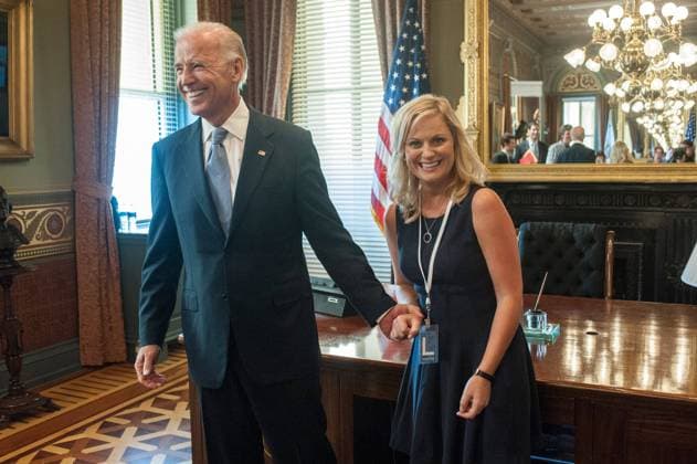 PARKS AND RECREATION, l-r: Joe Biden, Amy Poehler in Washington D.C. (Season 5), 2009-, ph: David Giesbrecht NBC courtesy Everett Collection NBC Courtesy Everett Collection !ACHTUNG AUFNAHMEDATUM GESCHÃ„TZT! PUBLICATIONXNOTxINxCANxCHNxFRAxITAxJPNxNORxPOLxRUSxESPxUKxUSA Copyright: xCourtesyxEverettxCollectionx TCDPAAN EC105
