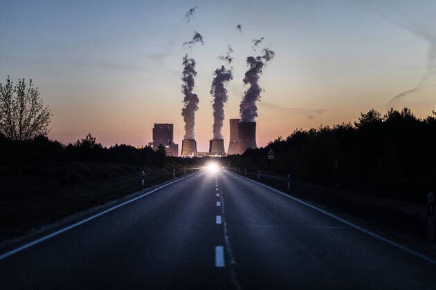 IMAGO Nature: Unsere Erde, Umweltverträgliche Herausforderungen, Kohlendioxid Das Kohlekraftwerk Boxberg zeichnet sich hinter der B156 ab, aufgenommen in Boxberg, 23.04.2020. Laut Fahrplan der Bundesregierung zum Kohleausstieg soll der letzte Block des Kraftwerks zum Ende des Jahres 2038 abgeschaltet werden. Neben Jaenschwalde und Schwarze Pumpe ist Boxberg eines von drei Kraftwerken in der Lausitz, deren wirtschaftliche Infrastruktur massgeblich von der Kohlefoerderung abhaenig ist. Boxberg Deutschland *** The Boxberg coal-fired power plant is on the horizon behind the B156, recorded in Boxberg, 23 04 2020 According to the German governments timetable for coal phase-out, the last unit of the power plant is to be shut down by the end of 2038 Besides Jaenschwalde and Schwarze Pumpe, Boxberg is one of three power plants in Lusatia whose economic infrastructure is largely dependent on coal production Boxberg Germany Copyright: xFlorianxGaertner photothek.netx