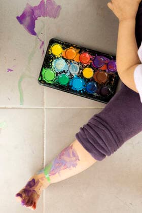 Little girl painting with watercolors model released Symbolfoto VABF02663