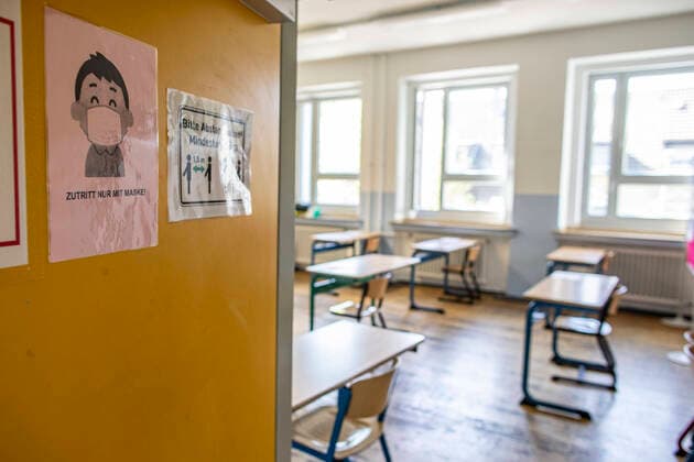 22.04.2020 , DU Duisburg , Vorbereitung der Schulen auf die Fortführung des Unterrichts am Donnerstag , hier am Beispiel des Max-Planck-Gymnasium an der Werner-Wild-Straße 12 in Meiderich. An jedem Klassenraum Hinweisschilder , dass der Zutritt nur mit Maske erlaubt ist und dass der Abstand eingehalten werden muss.