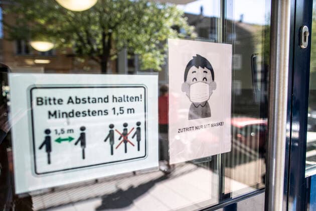 22.04.2020 , DU Duisburg , Vorbereitung der Schulen auf die Fortführung des Unterrichts am Donnerstag , hier am Beispiel des Max-Planck-Gymnasium an der Werner-Wild-Straße 12 in Meiderich. Am Eingang der Schule deutliche Hinweise auf Maskenpflicht und Regeln zum Abstand voneinander.