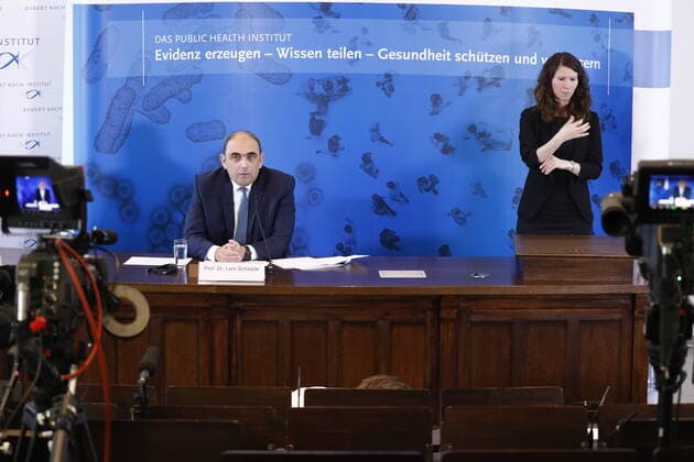 News Bilder des Tages Prof. Dr. Lars Schaade, Vizepräsident des Robert Koch-Instituts in Berlin, Deutschland, Berlin, Pressebriefing des Robert-Koch-Instituts, 24.04.2020