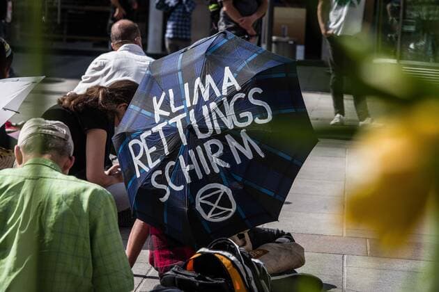 Bayern, Fridays for Future Protestaktion in München April 24, 2020, Munich, Bavaria, Germany: Members of Extinction Rebellion held one of the early climate protests in the Coronavirus crisis era. Under strict regulations and monitoring by the police for number of participants and distancing, approximately 20 from Extinction Rebellion demonstrated for the climate at Munich s Marienplatz in Germany demanding a Rettungsschirm fuer den Rettungsschirm , roughly translating to a rescue chute for the rescue chute for the economy and markets during the Coronavirus crisis. Munich Germany - ZUMAb160 20200424_zbp_b160_027 Copyright: xSachellexBabbarx
