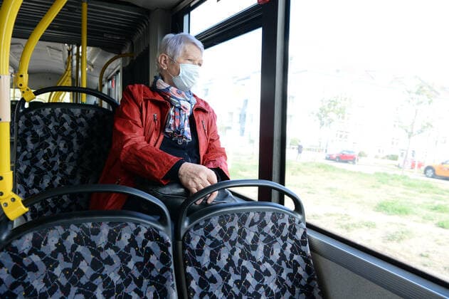 Ab Montag ist in Berlin in den Bussen und Bahnen der BVG und auch der S-Bahn das Tragen von Schutzmasken Pflicht -ältere Frau (model released) mit Schutzmaske unterwegs mit dem Bus