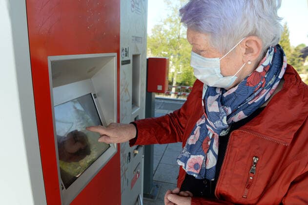 Ab Montag ist in Berlin in den Bussen und Bahnen der BVG und auch der S-Bahn das Tragen von Schutzmasken Pflicht -ältere Frau (model released) mit Schutzmaske unterwegs mit der S-Bahn