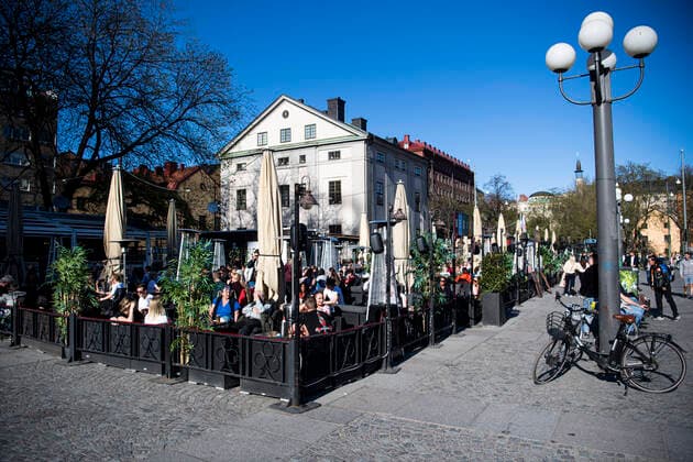 People at an outdoor restaurant and bar in Medborgarplatsen enjoying the warm weather and high temperatures in Stockholm, Sweden, on April 24, 2020 during the coronavirus pandemic Stockholm Sweden x10050x,  Copyright: xPontusxLundahlx xTTx STOCKHOLM CORONA DAILY LIFE