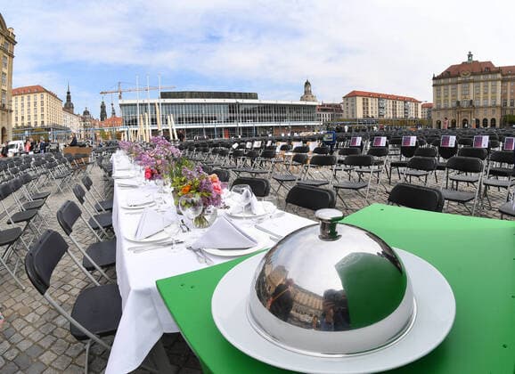 Bilder des Jahres 2020, News 04 April News Themen der Woche KW17 News Bilder des Tages GER Sachsen Dresden Altmarkt - zum zweiten Mal gab es eine Lange Tafel der Dresdner Gastwirte und Gastronomen bei der sie jede Menge Stuehle rausstellten mit Wirtschaftsminister Martin Dulig ( ins Gespraech kamen ) weil viele vor dem Ruin stehen wegen der Coronakrise und zuwenig unterstuetzt werden 240420 ddbd *** GER Sachsen Dresden Altmarkt for the second time there was a long table of Dresdens innkeepers and restaurateurs where they put out a lot of chairs. Martin Dulig, Minister of Economic Affairs, got into conversation with Martin Dulig because many of them are facing ruin because of the corona crisis and are not supported enough 240420 ddbd