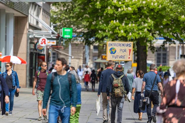 DEU, Deutschland, Baden-Württemberg, Stuttgart, 24.04.2020: Auswirkungen der Corona-Krise: Fridays for Future, der Protest der Jugend gegen die Klimapolitik der Politik, flammte zaghaft an manchen Stellen der Landeshauptstadt Stuttgart wieder auf.