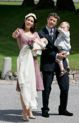 FREDENSBORG 20070701 Kungligt dop i Danmark. Lilla Isabella Henrietta Ingrid Margarethe visas upp för folket av kronprinsparet Mary och Frederik. Här med storebror Christian pa pappas arm. Dopet var i Fredensborgs slottskapell. Foto Fredrik Sandberg SCANPIX Kod 10080 FREDENSBORG DENMARK x10080x *** FREDENSBORG 20070701 Royal baptism in Denmark Little Isabella Henrietta Ingrid Margarethe is shown to the people by Crown Prince couple Mary and Frederik Here with big brother Christian on fathers arm The baptism was in Fredensborg castle chapel Photo Fredrik Sandberg SCANPIX Code 10080 FREDENSBORG DENMARK x10080x,  Copyright: xFredrikxSandbergx xTTx BARNDOP DANMARK