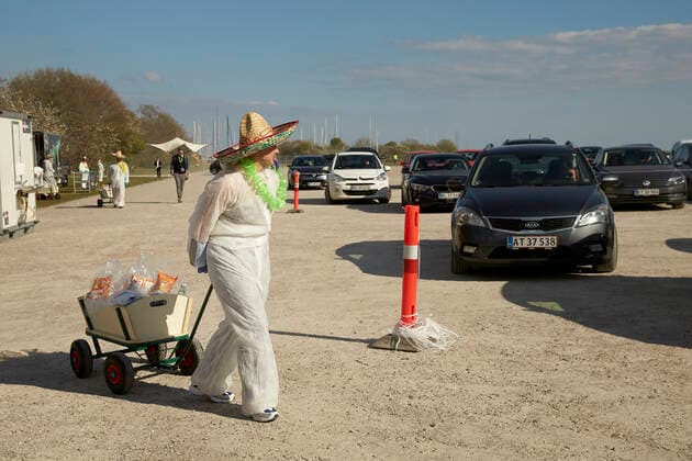 Mads Langer spiller til en udsolgt drive-in koncert paa Tangkrogen i Aarhus, fredag den, 24. april 2020. Det var muligt at koebe oel og vand under koncerten, hvilket blev serveret ved bilerne.. , Aarhus Denmark