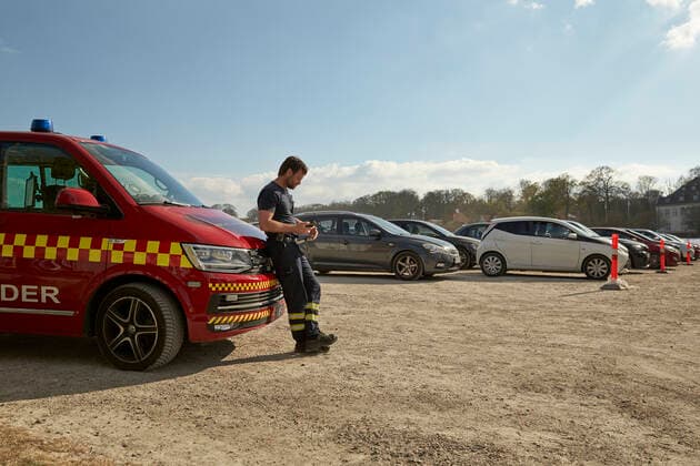 OEstjyllands brandvaesen holder oeje med at afstanden bliver overholdt inden Mads Langer spiller til en udsolgt drive-in koncert paa Tangkrogen i Aarhus, fredag den, 24. april 2020.. , Aarhus Denmark